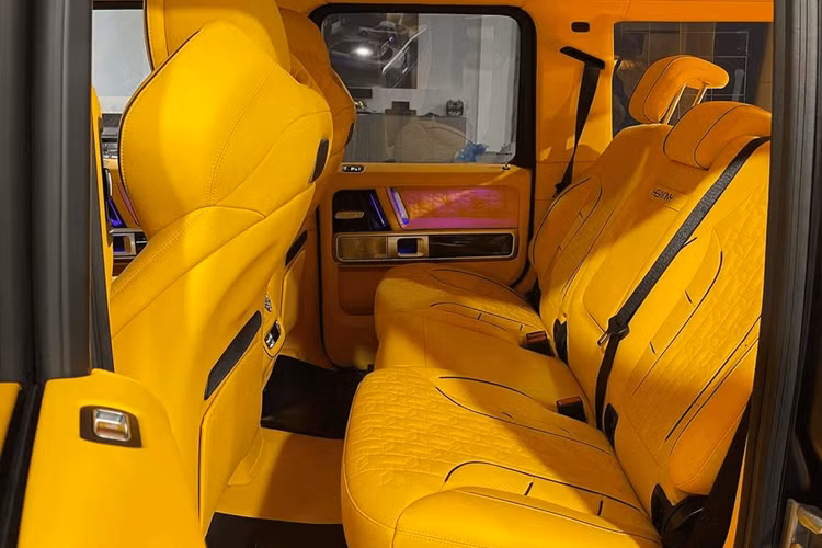 Để nhấn mạnh sự sang trọng, chiếc G63 này được trang bị đèn pha hình ngôi sao – thứ bạn thường thấy trên những chiếc xe Rolls-Royce. Ngoài ra còn có huy hiệu Keyvany ở nội thất, bao gồm cả trên ghế.