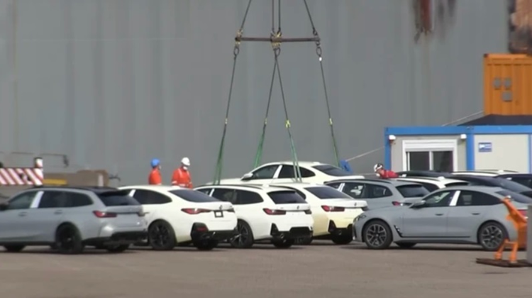 BMW ngan chan xe truc vot tu tau Fremantle Highway ban ra thi truong-Hinh-3