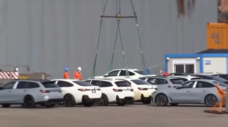 BMW ngan chan xe truc vot tu tau Fremantle Highway ban ra thi truong-Hinh-3