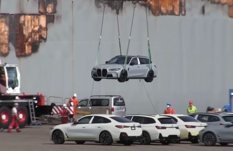 BMW ngan chan xe truc vot tu tau Fremantle Highway ban ra thi truong