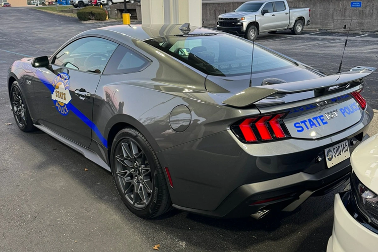 Ford vẫn cung cấp tùy chọn hộp số sàn 6 cấp cho chiếc Mustang thế hệ thứ 7. Tuy nhiên, rất có thể chiếc xe cảnh sát sẽ được trang bị hộp số tự động 10 cấp để hỗ trợ quá trình tuần tra và truy đuổi thuận tiện hơn.