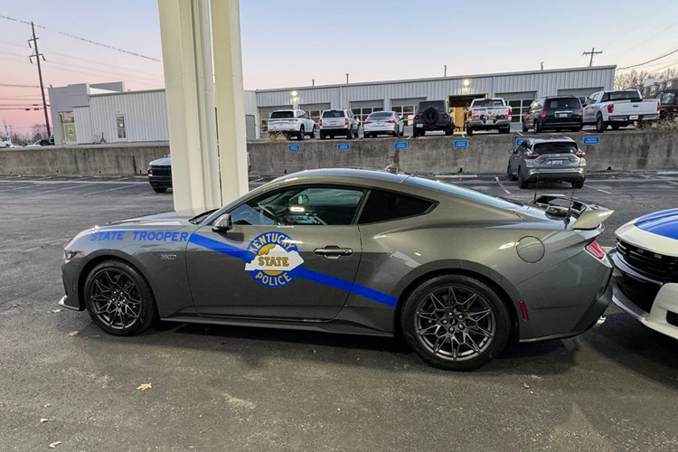 Chiếc Ford Mustang của cảnh sát Mỹ mang màu sơn xám và bộ tem màu xanh quen thuộc của lực lượng này. Xe được bổ sung thêm hệ thống antenna vô tuyến, hệ thống đèn hiệu và còi hiệu chuyên dụng...