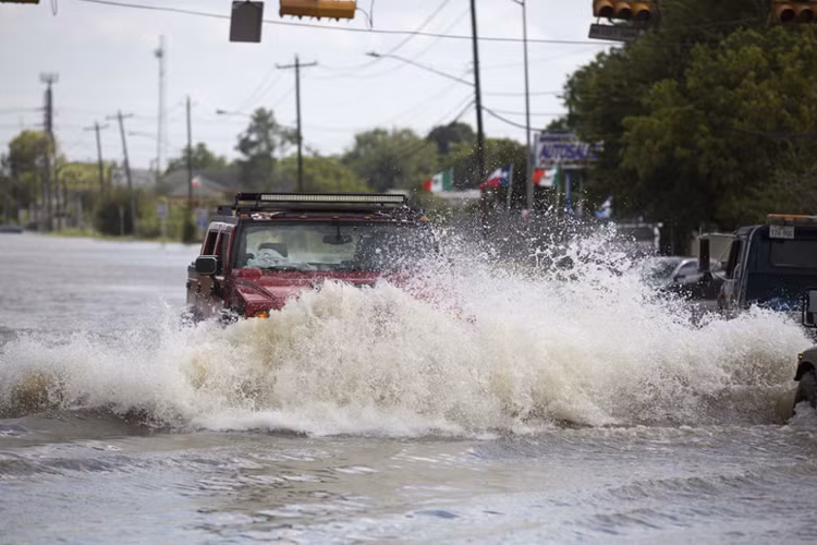 Nhung kinh nghiem bo tui khi lai oto qua duong ngap nuoc-Hinh-3