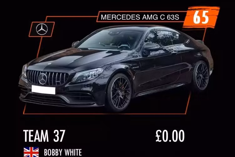 Dòng siêu xe Mercedes-AMG GT R có 3 chiếc được nhập khẩu chính hãng về Việt Nam và chúng hiện đều đang thuộc sở hữu của ông Đặng Lê Nguyên Vũ, ngoài ra còn có 1 xe nhập khẩu không chính hãng, mẫu xe này sử dụng khối động cơ V8, tăng áp kép, dung tích 4.0 lít, sản sinh công suất tối đa 577 mã lực và mô-men xoắn cực đại 700 Nm.
