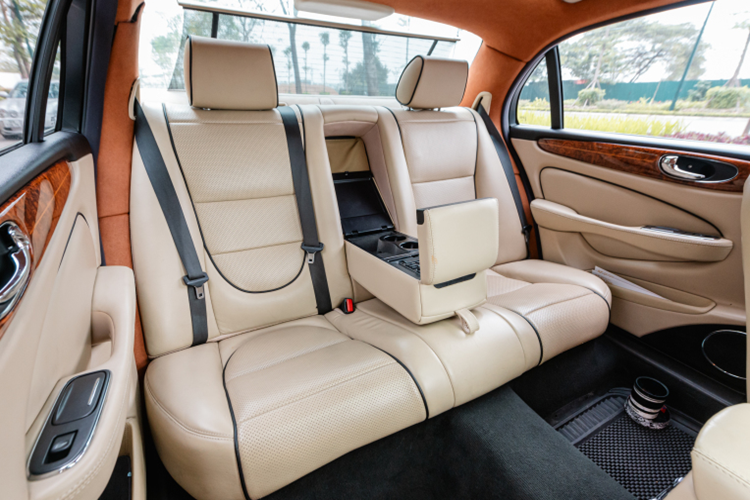 Hàng ghế sau rộng rãi, có sưởi, màn hình giải trí và bàn picnic ốp gỗ, mang lại sự tiện nghi tối đa cho hành khách. Xe trang bị động cơ V8 hút khí tự nhiên dung tích 4.2 lít, cho công suất 296 mã lực và mô-men xoắn 420 Nm. Xe tăng tốc từ 0-100 km/h trong 6,6 giây và đạt tốc độ tối đa 250 km/h. Đi kèm với đó là hộp số ZF 6 cấp và hệ dẫn động cầu sau.