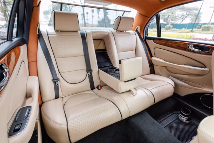 Hàng ghế sau rộng rãi, có sưởi, màn hình giải trí và bàn picnic ốp gỗ, mang lại sự tiện nghi tối đa cho hành khách. Xe trang bị động cơ V8 hút khí tự nhiên dung tích 4.2 lít, cho công suất 296 mã lực và mô-men xoắn 420 Nm. Xe tăng tốc từ 0-100 km/h trong 6,6 giây và đạt tốc độ tối đa 250 km/h. Đi kèm với đó là hộp số ZF 6 cấp và hệ dẫn động cầu sau.