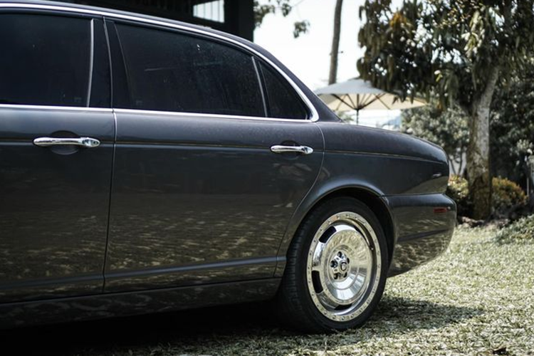 XJ thế hệ thứ 3 tồn tại 7 năm với 295.365 chiếc bán ra. Xe được giới chuyên môn trên thế giới đánh giá cao so với 3 đối thủ Audi A8, BMW series 7 và Mercedes S-Class bởi cảm giác êm ái, thanh lịch, sang trọng, mạnh mẽ, chăm sóc người lái và hành khách vừa đủ (so với các đối thủ Đức thường chạy theo công nghệ vượt trội).