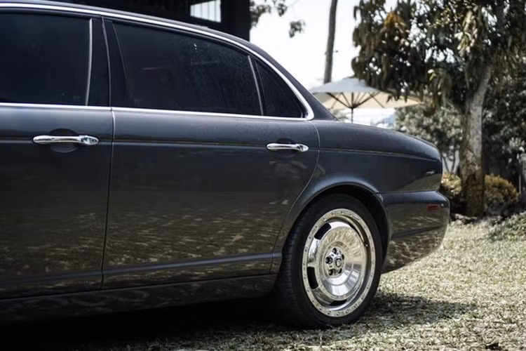 XJ thế hệ thứ 3 tồn tại 7 năm với 295.365 chiếc bán ra. Xe được giới chuyên môn trên thế giới đánh giá cao so với 3 đối thủ Audi A8, BMW series 7 và Mercedes S-Class bởi cảm giác êm ái, thanh lịch, sang trọng, mạnh mẽ, chăm sóc người lái và hành khách vừa đủ (so với các đối thủ Đức thường chạy theo công nghệ vượt trội).