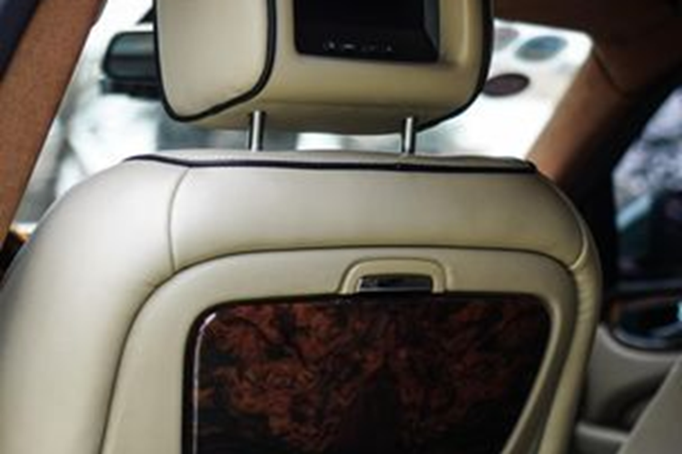 Xe sở hữu thiết kế mang hơi hướng cổ điển, nổi bật với cụm đèn pha dạng tròn, đi kèm cụm lưới tản nhiệt đan chéo mang lại cảm giác sang trọng. Xe có kích thước 5.215 x 1.859 x 1.455 mm, trục cơ sở 3.160 mm và trọng lượng 1.790 kg.