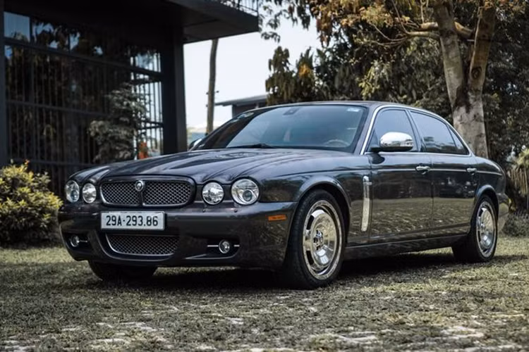 So với các đối thủ như Mercedes S-Class hay BMW 7 Series, Jaguar XJ là một dòng xe ít người biết tới. Hầu hết những chiếc Jaguar XJ tại Việt Nam đều thuộc thế hệ thứ 4 bởi đây là đời xe đầu tiên phân phối chính hãng.