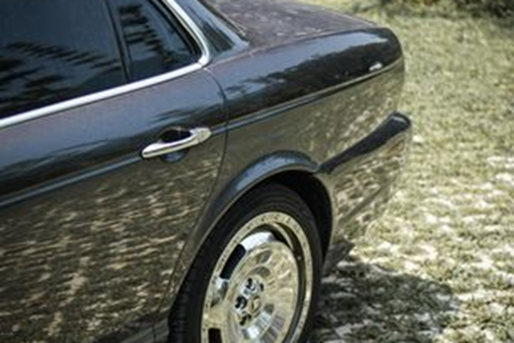 Nội thất của XJ Vanden Plas được thiết kế sang trọng với các chi tiết ốp gỗ óc chó màu hổ phách, trần xe bọc da lộn, ghế bọc da tích hợp sưởi và làm mát. Hệ thống giải trí bao gồm màn hình 7 inch, âm thanh Alpine 8 loa công suất 320W và hệ thống Jaguar Navigation System.