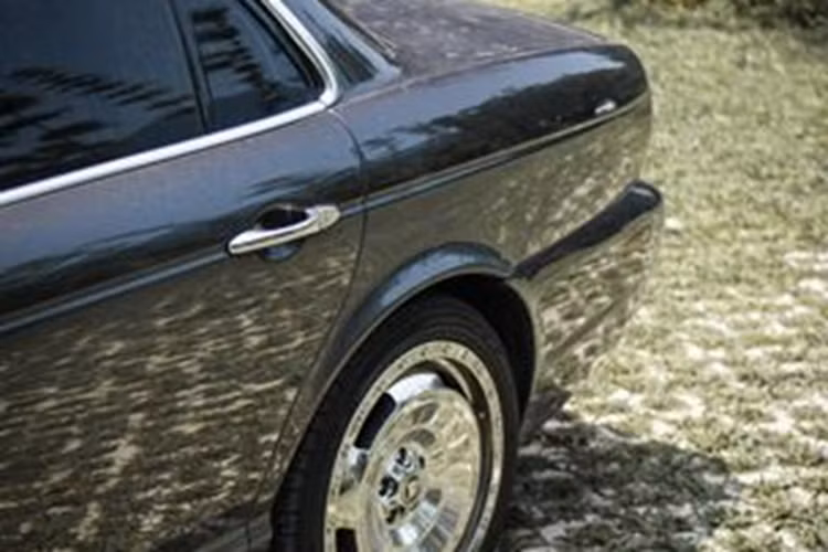 Nội thất của XJ Vanden Plas được thiết kế sang trọng với các chi tiết ốp gỗ óc chó màu hổ phách, trần xe bọc da lộn, ghế bọc da tích hợp sưởi và làm mát. Hệ thống giải trí bao gồm màn hình 7 inch, âm thanh Alpine 8 loa công suất 320W và hệ thống Jaguar Navigation System.