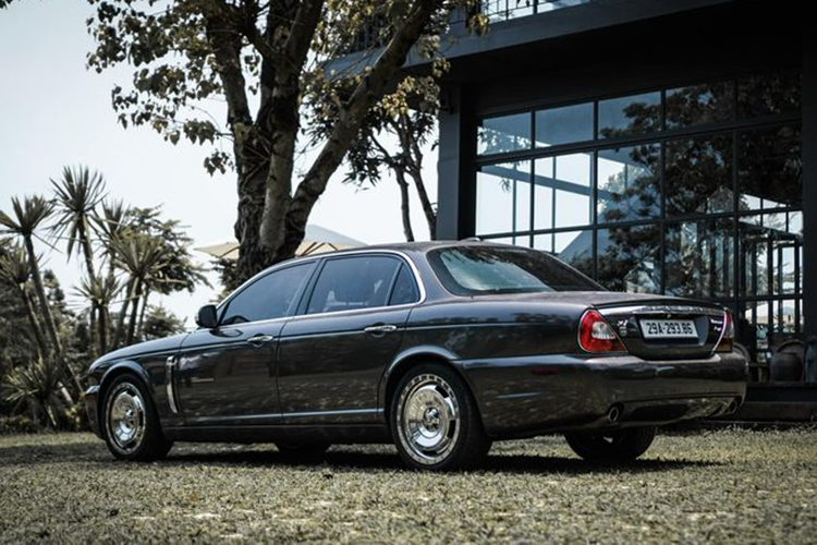 Tại thời điểm ra mắt, giá xe Jaguar XJ Vanden Plas 2008 từ 70.000- 90.000 USD. Tại Việt Nam, chủ nhân không tiết lộ mức giá mua về, coi XJ Vanden Plas như một thú chơi. Ngoài ra, người chủ này còn sở hữu một chiếc Jaguar S-Type cũng cực kỳ hiếm gặp tại Việt Nam.