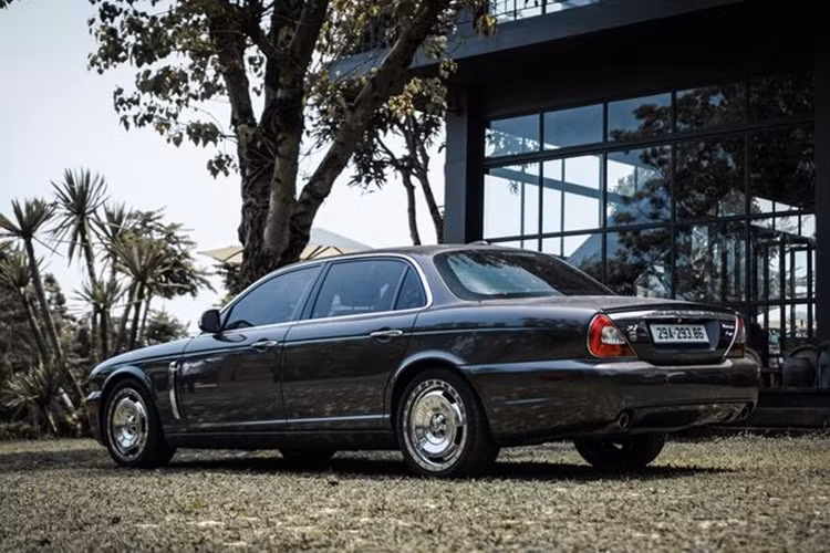 Tại thời điểm ra mắt, giá xe Jaguar XJ Vanden Plas 2008 từ 70.000- 90.000 USD. Tại Việt Nam, chủ nhân không tiết lộ mức giá mua về, coi XJ Vanden Plas như một thú chơi. Ngoài ra, người chủ này còn sở hữu một chiếc Jaguar S-Type cũng cực kỳ hiếm gặp tại Việt Nam.