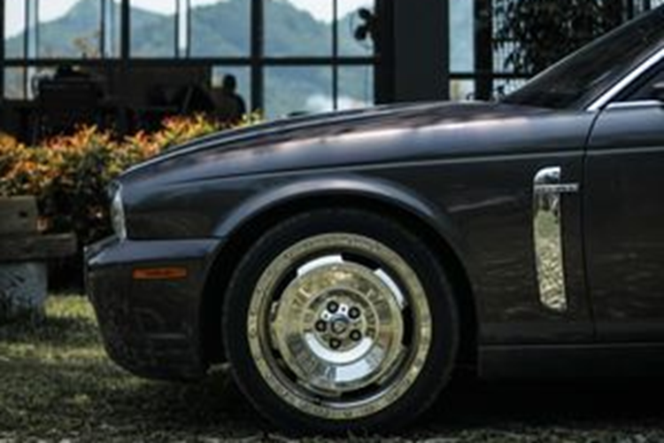 Khung và thân xe được làm bằng vật liệu nhôm đặc biệt dùng trong ngành hàng không, giúp xe nhẹ hơn 40% và tăng 50% độ cứng so với phiên bản tiền nhiệm. Hệ thống treo đa liên kết với khí nén thích ứng tự cân bằng 4 bánh, mang lại trải nghiệm lái mượt mà. Xe còn được trang bị bộ mâm 19 inch dạng đĩa đặc, mạ chorme sáng bóng.