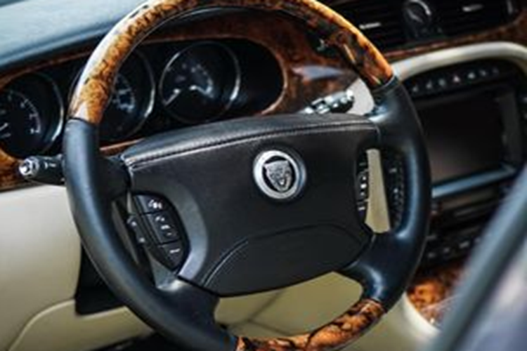 Chiếc Jaguar XJ Vanden Plas thuộc phiên bản nâng cấp giữa vòng đời của XJ thế hệ thứ ba, mở bán trong khoảng thời gian 2007-2009. Đây là phiên bản Jaguar XJ cuối cùng được sản xuất dưới thời Ford, trước khi Tata Motor mua lại thương hiệu này vào năm 2010.