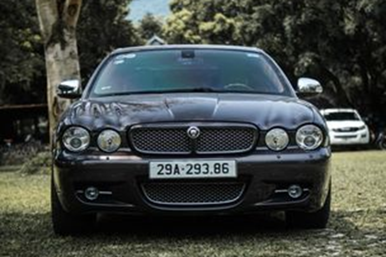 Tuy nhiên, chiếc Jaguar XJ Vanden Plas đời 2008 trong bài viết này là một ngoại lệ bởi đây là chiếc XJ thế hệ thứ 3 duy nhất tại Việt Nam. Được biết, chiếc xe này được nhập khẩu tư nhân và vẫn thuộc về một đời chủ sau 16 năm lăn bánh.