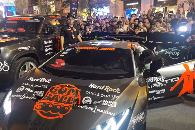 Sau màn chớp nhoáng vào buổi chiều, đến tối cùng ngày, IShowSpeed cầm lái Lamborghini Huracan STO khá nhiệt tình giao lưu với người hâm mộ, và còn ăn bánh trung thu ngay tại chỗ.