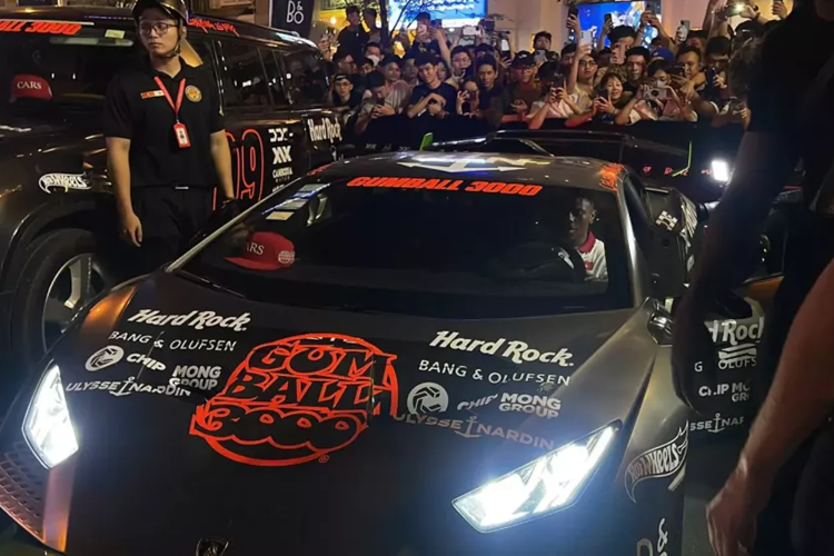 Fan cuồng Cristiano Ronaldo sẽ tham dự Gumball 3000 ở Việt Nam trên Lamborghini Huracan STO với hình ảnh thần tượng được dán 2 bên cửa xe, cũng như đặt tên đội xe là Team 7 Ronaldo, rất chất lượng đúng phong cách của IShowSpeed.
