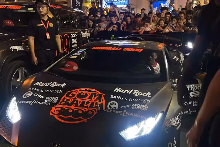 Fan cuồng Cristiano Ronaldo sẽ tham dự Gumball 3000 ở Việt Nam trên Lamborghini Huracan STO với hình ảnh thần tượng được dán 2 bên cửa xe, cũng như đặt tên đội xe là Team 7 Ronaldo, rất chất lượng đúng phong cách của IShowSpeed.