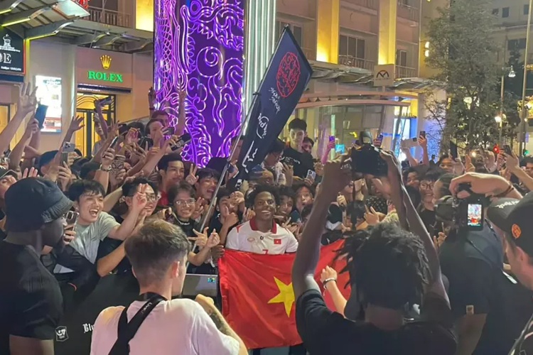 Chiếc xe Lamborghini Huracan STO sẽ đồng hành cùng IShowSpeed ở đội xe số thuộc sở hữu của 1 đại gia đến từ Campuchia. Ngoại thất xe sơn màu xám cùng các sọc xanh lá tạo điểm nhấn, tại Việt Nam, cũng chỉ mới ghi nhận có đúng 1 siêu xe Lamborghini Huracan STO về nước.