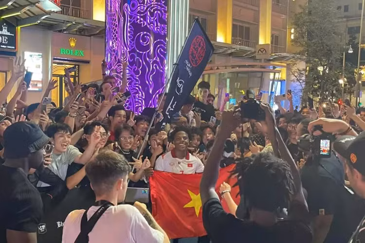 Chiếc xe Lamborghini Huracan STO sẽ đồng hành cùng IShowSpeed ở đội xe số thuộc sở hữu của 1 đại gia đến từ Campuchia. Ngoại thất xe sơn màu xám cùng các sọc xanh lá tạo điểm nhấn, tại Việt Nam, cũng chỉ mới ghi nhận có đúng 1 siêu xe Lamborghini Huracan STO về nước.