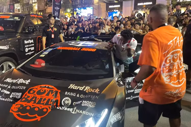 Trong đó, chiều tối cùng ngày, đã xuất hiện 1 nhân vật được cộng đồng mạng chờ đợi đó là IShowSpeed - fan cuồng của Cristiano Ronaldo - tham dự Gumball 3000 ở Việt Nam trên Lamborghini Huracan STO, nhưng không ai nghĩ streamer nổi tiếng này đến sớm như vậy.