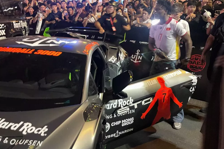 Hành trình siêu xe Gumball 3000 2024 lần thứ 25 đã chính thức diễn ra với không khí vô cùng hấp dẫn khi thu hút hơn 100 siêu xe góp mặt, tâm điểm của hành trình siêu xe Gumball 3000 diễn ra ở Việt Nam trong 2 ngày là 14 và 15 tháng 9, sẽ là hoạt động khai mạc Gumball Grid - được mệnh danh là “bãi xe đắt giá nhất thế giới” từ 10 giờ sáng ngày thứ Bảy 14/09/2024.
