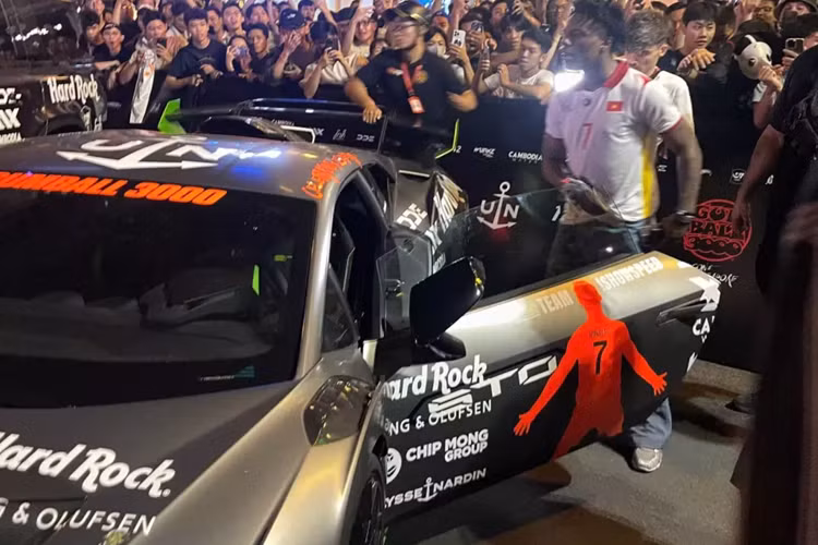 Hành trình siêu xe Gumball 3000 2024 lần thứ 25 đã chính thức diễn ra với không khí vô cùng hấp dẫn khi thu hút hơn 100 siêu xe góp mặt, tâm điểm của hành trình siêu xe Gumball 3000 diễn ra ở Việt Nam trong 2 ngày là 14 và 15 tháng 9, sẽ là hoạt động khai mạc Gumball Grid - được mệnh danh là “bãi xe đắt giá nhất thế giới” từ 10 giờ sáng ngày thứ Bảy 14/09/2024.
