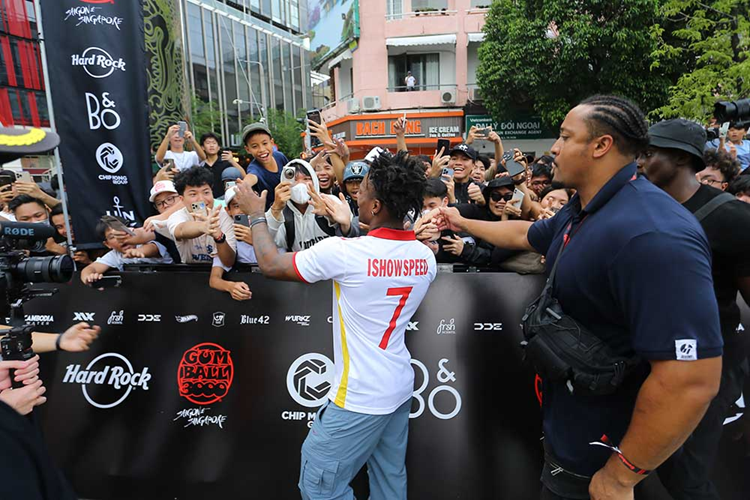 Phiên bản Huracan STO cần thời gian tăng tốc từ vị trí xuất phát lên 100 km/h trong 3 giây trước khi đạt vận tốc tối đa 310 km/h, đây đều là những thông số yếu hơn cả bản EVO. Được biết, IShowSpeed cũng sở hữu cho mình 1 chiếc siêu xe Lamborghini Huracan nhưng thuộc bản EVO RWD, dẫn động cầu sau.