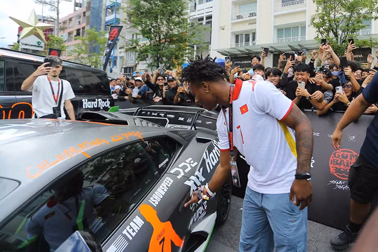 Lamborghini Huracan STO vẫn sở hữu khối động cơ V10, dung tích 5.2 lít có sức mạnh tương đương bản EVO khi sản sinh ra công suất tối đa 640 mã lực, mô-men xoắn cực đại chỉ 565 Nm nhưng họ đã cải tiến lại hệ thống treo, ống xả và nhiều công nghệ của xe đua khác.