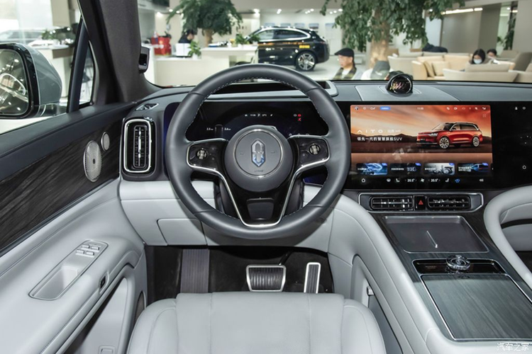 Thiết kế của Aito M9 được đánh giá hiện đại, sang trọng nhưng chưa có điểm đột phá. Xe được trang bị đèn pha công nghệ cao gợi nhớ đến mẫu sedan Luxeed S7 của Huawei. Đèn pha được trang bị công nghệ LED ma trận thích ứng và cảm biến nhận diện người đi bộ hoặc phương tiện cắt ngang.