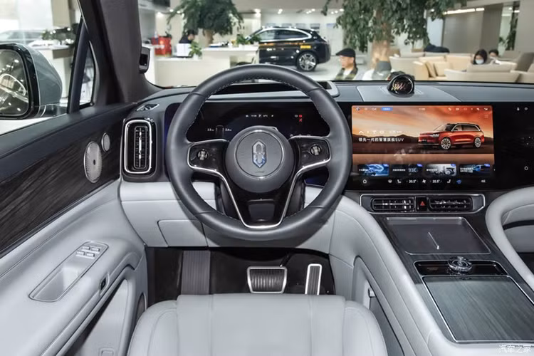 Thiết kế của Aito M9 được đánh giá hiện đại, sang trọng nhưng chưa có điểm đột phá. Xe được trang bị đèn pha công nghệ cao gợi nhớ đến mẫu sedan Luxeed S7 của Huawei. Đèn pha được trang bị công nghệ LED ma trận thích ứng và cảm biến nhận diện người đi bộ hoặc phương tiện cắt ngang.