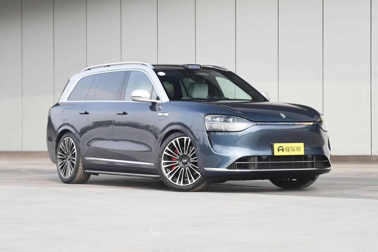 Tại thị trường Trung Quốc, Huawei Aito M9 2024 bản Plug-in Hybrid (PHEV) được phân phối với 4 phiên bản, có giá từ 469.800-549.800 Nhân dân tệ (khoảng 1,534-1,796 tỷ đồng). Trong khi biến thể thuần điện Max có giá 509.800 Nhân dân tệ (~1,665 tỷ đồng) và phiên bản Ultra là 569.800 Nhân dân tệ (~1,861 tỷ đồng).