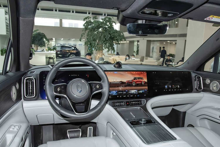 Đặc biệt, mẫu SUV cao cấp này còn được trang bị máy chiếu ở phía bên ngoài, có thể biến bất kỳ mặt phẳng nào trở thành màn hình cỡ 100 inch. Bước vào trong cabin, Aito M9 được trang bị cụm màn hình cỡ lớn, bao gồm đồng hồ kỹ thuật số 12,3 inch, màn hình thông tin giải trí trung tâm 15,6 inch và màn hình hàng khách phía trước 16 inch.