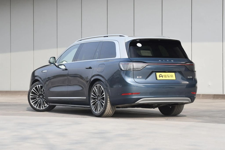 Phiên bản thuần điện có công suất 523 mã lực, đi kèm bộ pin 97,7 kWh cho quãng đường di chuyển tối đa đạt 630 km. Trong khi đó, bản hybrid có công suất tổng hợp 490 mã lực, đi kèm cụm pin 42 kWh hoặc 52 kWh từ CATL. Ở bản này, xe có quãng đường di chuyển đạt 1.362-1.402 km với 100% dung lượng pin và bình xăng đầy.