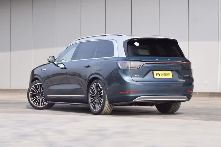 Phiên bản thuần điện có công suất 523 mã lực, đi kèm bộ pin 97,7 kWh cho quãng đường di chuyển tối đa đạt 630 km. Trong khi đó, bản hybrid có công suất tổng hợp 490 mã lực, đi kèm cụm pin 42 kWh hoặc 52 kWh từ CATL. Ở bản này, xe có quãng đường di chuyển đạt 1.362-1.402 km với 100% dung lượng pin và bình xăng đầy.