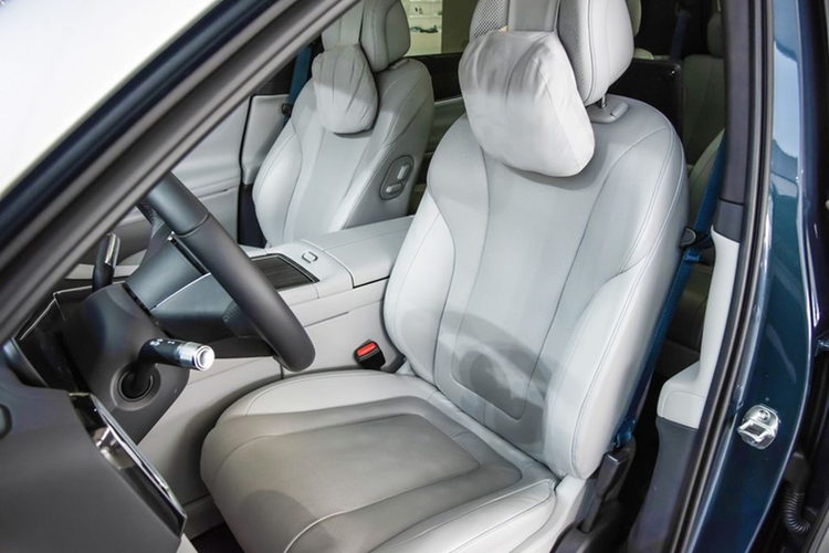 Ngoài ra xe còn được trang bị màn hình HUD 75 inch, 4 máy tính bảng cho mỗi hành khách phía sau và màn chiếu laser. Hệ thống thông tin giải trí được hỗ trợ bởi hệ điều hành HarmonyOS 4 và dàn âm thanh 25 loa 2.080 watt tích hợp công nghệ giảm tiếng ồn chủ động.