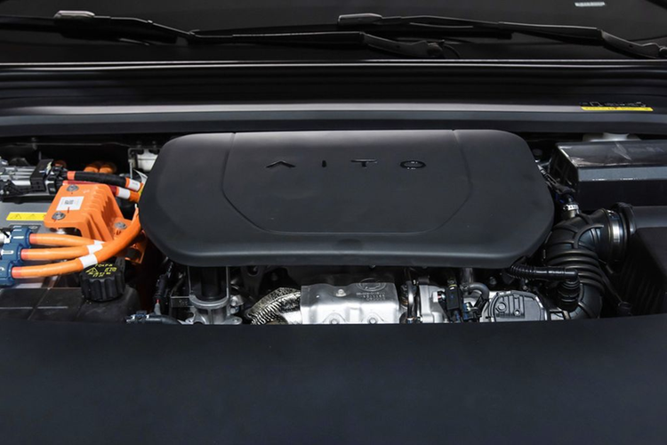 Tất cả các ghế đều được điều khiển bằng điện, tích hợp tính năng sưởi và thông gió. Về mặt an toàn, Aito M9 được trang bị 27 cảm biến và hệ thống Huawei ADS 2.0 mới nhất. Aito M9 có hai tùy chọn động cơ.