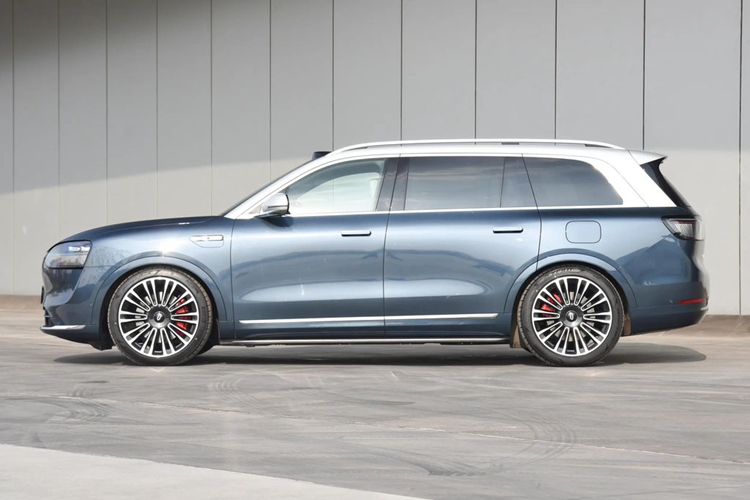 Mẫu xe SUV Huawei Aito M9 2024 có kích thước tương đối lớn với chiều dài 5.230 mm, rộng 1.999 mm, cao 1.800 mm và chiều dài cơ sở 3.110 mm. Mặc dù kích thước khá cồng kềnh nhưng mẫu SUV này lại có hệ số cản gió thấp, chỉ 0,264 Cd.