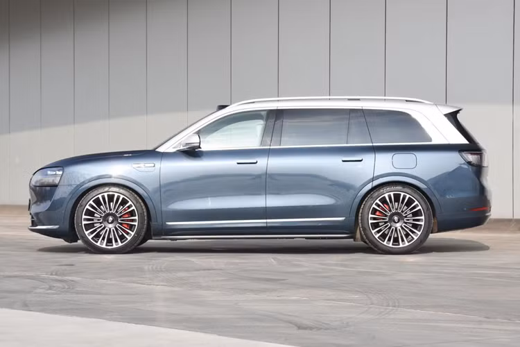 Mẫu xe SUV Huawei Aito M9 2024 có kích thước tương đối lớn với chiều dài 5.230 mm, rộng 1.999 mm, cao 1.800 mm và chiều dài cơ sở 3.110 mm. Mặc dù kích thước khá cồng kềnh nhưng mẫu SUV này lại có hệ số cản gió thấp, chỉ 0,264 Cd.