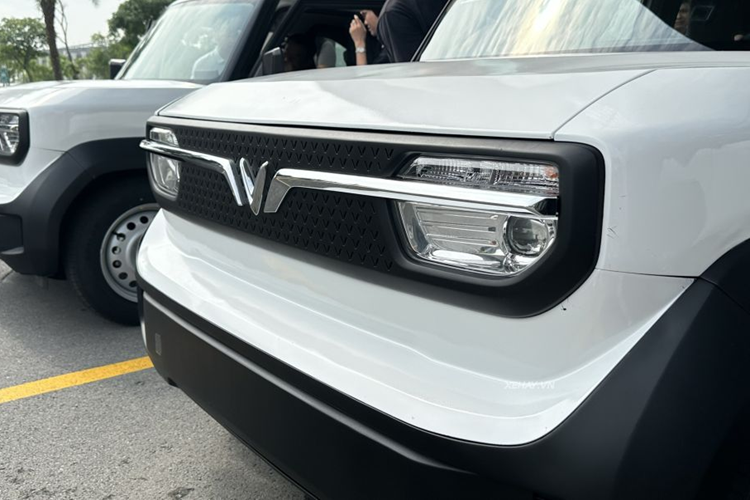 Khách đặt cọc VinFast VF3 trong 3 ngày này sẽ nhận được mức giá ưu đãi chỉ 235 triệu đồng/xe (chưa bao gồm pin) và 315 triệu đồng/xe (kèm pin). Sau thời gian đặt cọc đợt sớm, mức giá dành cho VF3 tương ứng lần lượt là 240 triệu đồng/xe (thuê pin) và 322 triệu đồng/xe (kèm pin) cho 4 màu ngoại thất cơ bản.