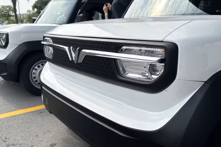 Khách đặt cọc VinFast VF3 trong 3 ngày này sẽ nhận được mức giá ưu đãi chỉ 235 triệu đồng/xe (chưa bao gồm pin) và 315 triệu đồng/xe (kèm pin). Sau thời gian đặt cọc đợt sớm, mức giá dành cho VF3 tương ứng lần lượt là 240 triệu đồng/xe (thuê pin) và 322 triệu đồng/xe (kèm pin) cho 4 màu ngoại thất cơ bản.