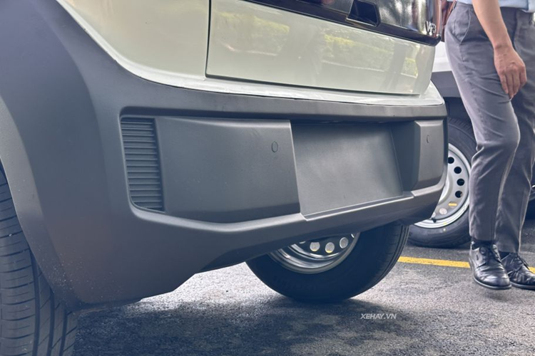 Sở hữu kích thước nhỏ nhắn nhưng VinFast VF3 vẫn có không gian nội thất 5 chỗ ngồi, được thiết kế theo phong cách tối giản, đồng thời tích hợp các tính năng thông minh và thiết yếu, mang đến trải nghiệm lái thoải mái và tiện nghi cho chủ xe.