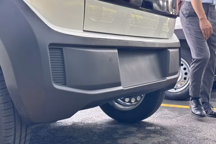 Sở hữu kích thước nhỏ nhắn nhưng VinFast VF3 vẫn có không gian nội thất 5 chỗ ngồi, được thiết kế theo phong cách tối giản, đồng thời tích hợp các tính năng thông minh và thiết yếu, mang đến trải nghiệm lái thoải mái và tiện nghi cho chủ xe.