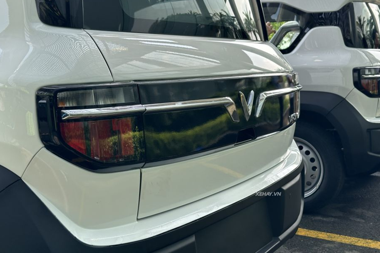 Hàng ghế sau có thể gập xuống hoàn toàn để tăng diện tích khoang chứa (tổng sức chứa 550L), giúp người lái luôn sẵn sàng cho mọi chuyến đi. Cung cấp sức mạnh cho VinFast VF3 là động cơ điện có công suất tối đa 32kW, mô-men xoắn cực đại đạt 110 Nm, kết hợp cùng hệ dẫn động cầu sau, cho khả năng tăng tốc từ 0-50 km/h trong 5,3 giây.