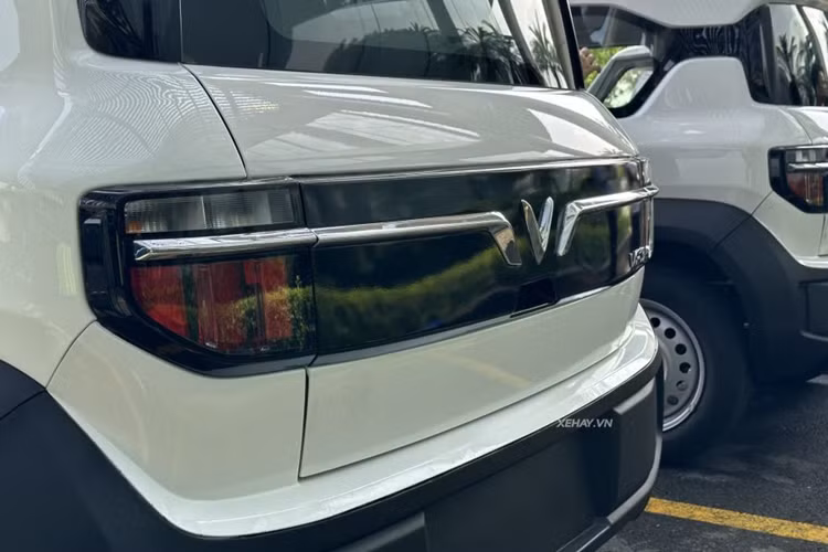 Hàng ghế sau có thể gập xuống hoàn toàn để tăng diện tích khoang chứa (tổng sức chứa 550L), giúp người lái luôn sẵn sàng cho mọi chuyến đi. Cung cấp sức mạnh cho VinFast VF3 là động cơ điện có công suất tối đa 32kW, mô-men xoắn cực đại đạt 110 Nm, kết hợp cùng hệ dẫn động cầu sau, cho khả năng tăng tốc từ 0-50 km/h trong 5,3 giây.