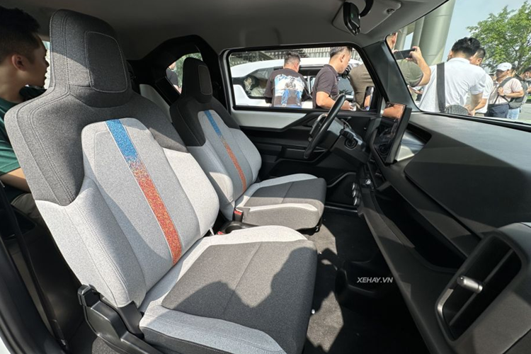 Ngoại thất của VF3 nổi bật với các khối hình học mạnh mẽ và những đường gân cứng cáp xuyên suốt từ trước ra sau. Xe có thiết kế nhỏ gọn nhưng cao ráo, khoẻ khoắn nhờ được trang bị bộ la-zăng có kích thước lên tới 16 inch, tạo khoảng sáng gầm xe lớn, giúp xe dễ dàng di chuyển trên nhiều điều kiện địa hình.