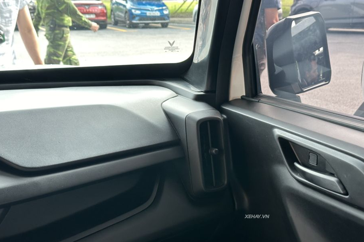 VinFast VF3 được phát triển dựa trên nghiên cứu về nhu cầu và thói quen đi lại của người Việt. Xe sở hữu chiều dài x rộng x cao lần lượt là 3.114 x 1.673 x 1.567 mm. Với kích thước này, VF 3 sẽ là mẫu xe nhỏ nhất của VinFast hiện nay, cạnh tranh trực tiếp với Wuling Hongguang MiniEV của Trung Quốc.