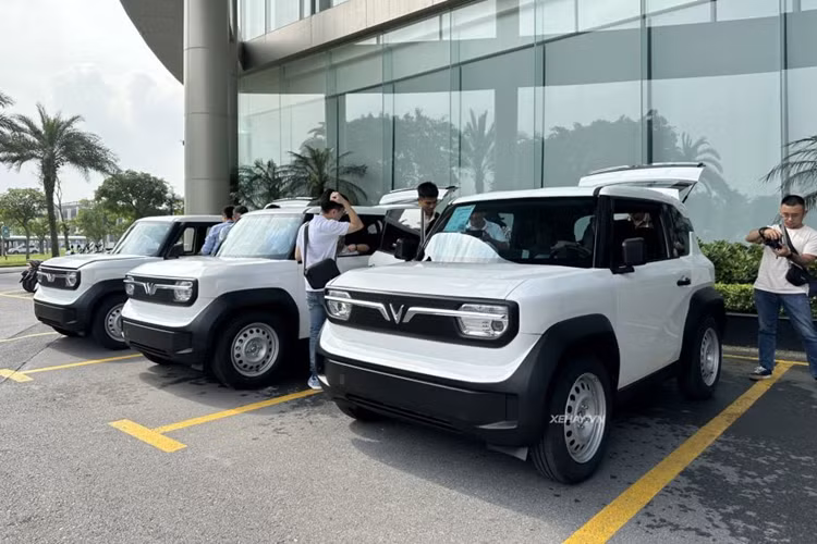 Theo tìm hiểu, loại ốp mâm lắp vào Vinfast VF3 chạy điện để tăng tính thẩm mỹ mà không cần phải tốn nhiều chi phí nâng cấp mâm đúc. Khi bán ra, có thể VinFast sẽ cung cấp loại ốp mâm này với nhiều mẫu mã để khách hàng thỏa sức trang trí cho chiếc xe của mình.